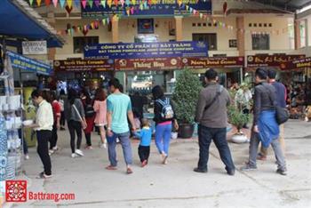 Lãng đãng chiều mùa ngâu chợ gốm làng cổ Bát Tràng