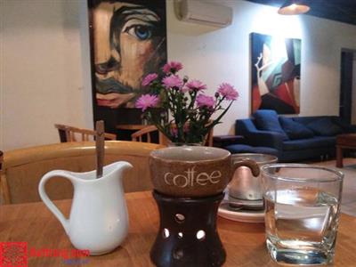 Cốc café quai nửa truyền thống Bát Tràng và không gian sáng tạo