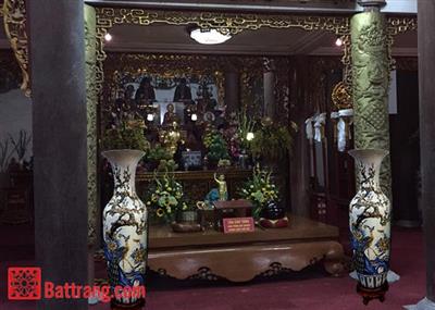 Lọ lộc bình Bát Tràng đặt trong chùa Việt Nam