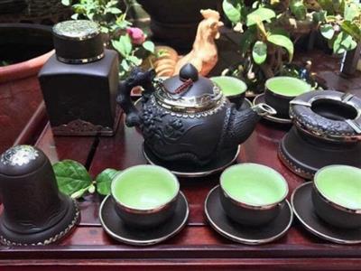 Ấm chuyên Bát Tràng gam trầm và ly trà ngon mùa hạ