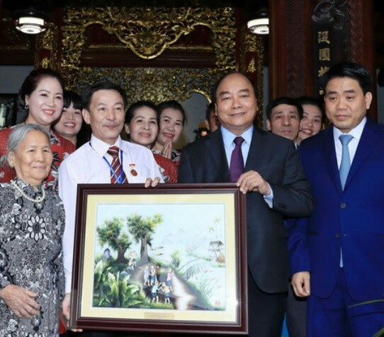 Thủ tướng Chính phủ tới thăm bà con làng Bát Tràng và tặng quà Nghệ nhân Nhân dân Trần Độ